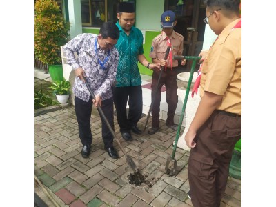 PEMBUATAN BIOPORI RESAPAN