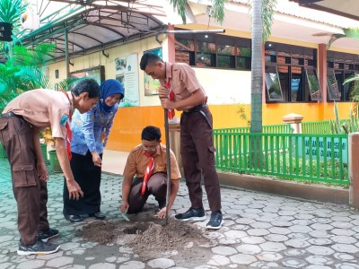 PEMBUATAN BIOPORI RESAPAN